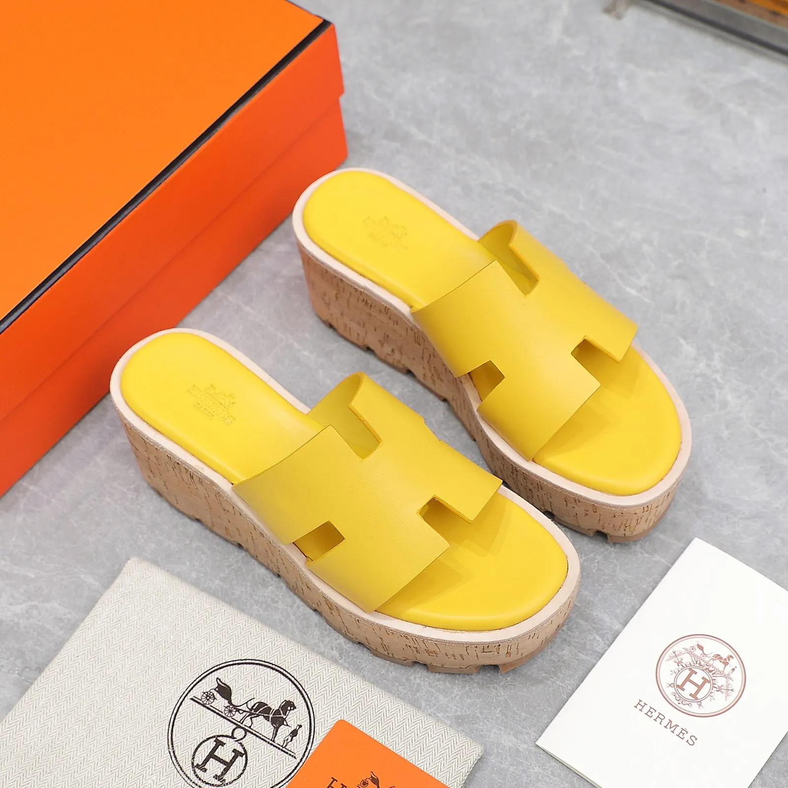 👟👟Ex-factory price 560👟👟 💥2024💥Hermès will continue the classic in 2022 Hermès Wood Grain Wedge H Slippers Hermès’ wedge sandals are the simplest, most durable and elegant I have ever seen! ! ! You can hold any style, the height of the 6cm wedge heel is easy to control, and the colors are all matching. The upper and the feet have her unique style, be sure to buy this one, it is truly classic, easy to wear and look good! Fabric: Imported cowhide, sheepskin lining, sheepskin feet, Italian original leather outsole welt, log water pine wrapped water table, rubber non-slip original outsole Color: 11 colors Code number: 35-40 Full set of original packaging